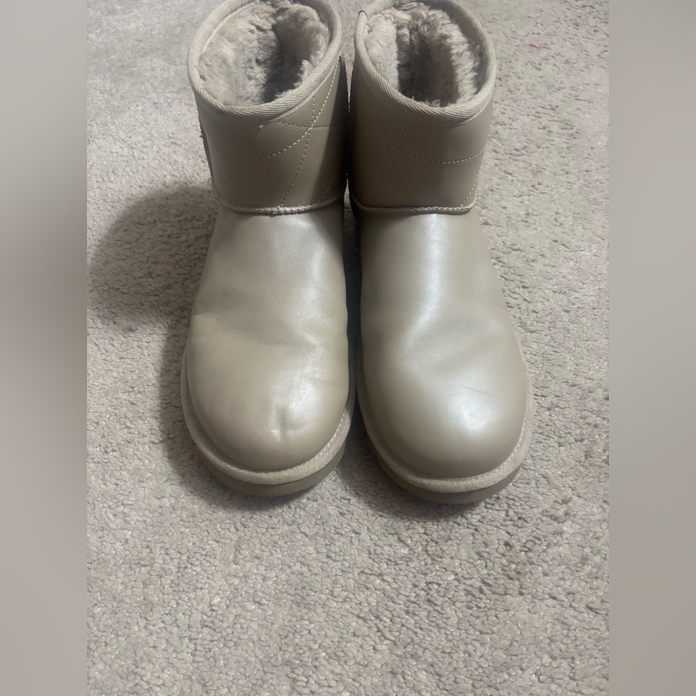 UGG Classic Mini Pearlized Boot
Size 10